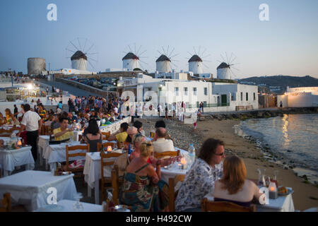 Ici on trouve la Grèce, les Cyclades, Mykonos, Mykonos, Chora, Alefkantra ou Venetia quatrième, aussi appelé "petite Venise", la hanche de cafés et de bars, également avec vue sur les moulins à vent, Banque D'Images