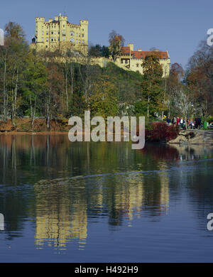 Allemagne, Bavière, Allgäu, château de cygne, région haute Alpsee, mise en miroir de l'automne, à l'est, de l'Allgäu, l'angle du roi Swan's région, structure, bâtiment, lock, le château royal, le roi de conte de fées, point d'intérêt, vue, l'architecture, de style néo-gothique, en 1832-1836, lac, lac, personne, visiteur, Banque D'Images