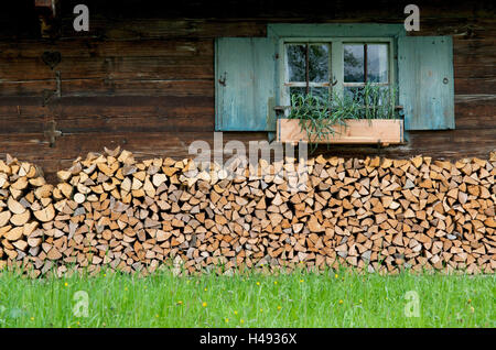 Tas de bois en face d'une ferme, Banque D'Images