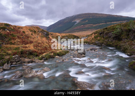 Fragile de la rivière qui traverse la Fée des piscines en Glen cassantes sur l'île de Skye, en Ecosse. Hiver (décembre) 2013. Banque D'Images