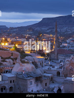 Vue sur la ville de Göreme, en Cappadoce, nuit, Anatolie, Turquie, Banque D'Images