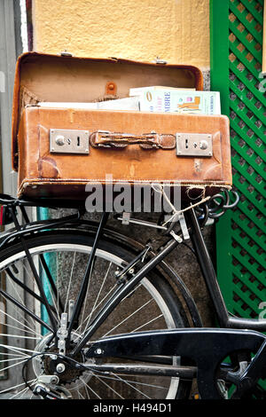 Location, la valise avec des livres en face de librairie à la zone de Malasana, centre-ville, Madrid, Espagne, Banque D'Images