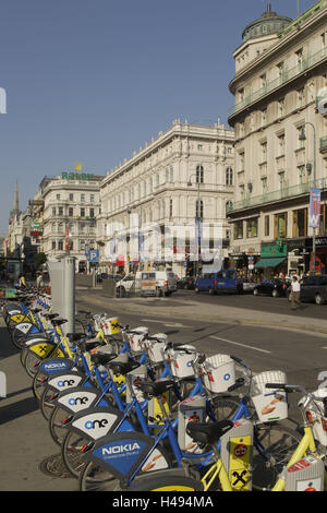 L'Autriche, Vienne, Kärntnerstrasse, vélo, location de bicyclettes, de l'Europe, la ville, capitale, rue, maisons, façades, rue commerçante, vélos, location, publicité, centre-ville, la distribution, vélo à louer, vacances, voyage, destination, locomotion, transports, moyens de transport, ou encore, des vélos de prêt, Banque D'Images