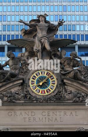 Statue de mercure flanquée d'Hercule et de Minerve au-dessus une horloge au-dessus de Grand Central Terminal de Manhattan, New York. Banque D'Images