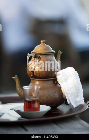 La Turquie, Istanbul, Setüstü-jardin de thé dans le Parc Gülhane, typique samovar pot, Banque D'Images