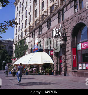 L'Ukraine, Kiev, high street Chreschtschatyk, restaurant, passant, Banque D'Images