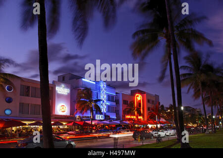 Colony Hotel, façade, Ocean Drive, au crépuscule, Miami South Beach, quartier Art déco, Florida, USA, Banque D'Images