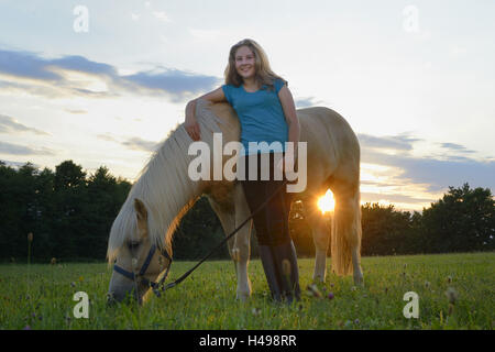 Adolescente, cheval, cheval islandais, meadow, debout, looking at camera, paysage, Banque D'Images