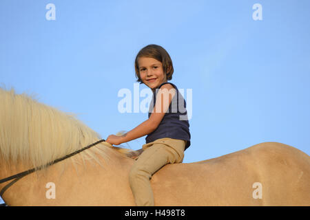 Fille, cheval, cheval islandais, cheval, assis, looking at camera, Banque D'Images