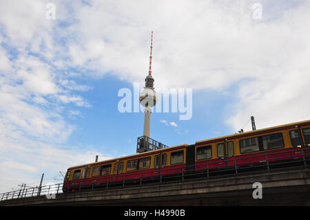 Allemagne, Berlin, ville, centre ville, gare ferroviaire viaduc de trajectoire, tour de télévision, Banque D'Images