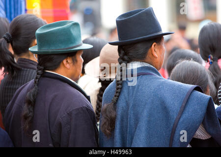 L'Equateur, province de Cotopaxi, Pujili, marché, hommes, l'Amérique du Sud, Cotopaxi, les sections locales, les personnes, shopping, commerce, vente, achat, traditionnellement, le jour du marché, le commerçant, client, chapeaux, nattes, vue de dos, les Indiens d'Amérique du Sud, Banque D'Images