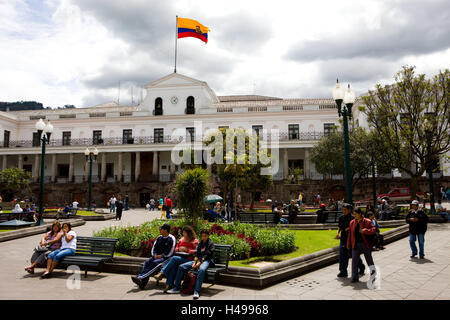 Province de l'Equateur, Quito, Pichincha, Plaza de la Independencia, palais présidentiel, parc, passant, l'Amérique du Sud, la ville, capitale, Architecture, bâtiment, structure, à l'extérieur, façade, drapeau, drapeau, l'espace, personne, de piétons, point d'intérêt, Banque D'Images