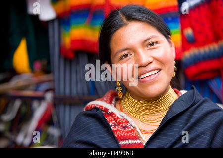 L'Equateur, province de Cotopaxi, Pujili, marché, traditionnellement, femme, jeune, négociant, sourire, portrait, vendre l'Amérique du Sud, Cotopaxi, personne, les sections locales, shopping, commerce, produits, offre, de couleurs vives, traditionnellement, colliers, l'achat, le jour du marché, marché, femme jewelle Banque D'Images