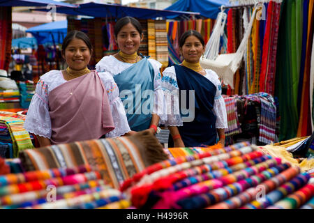 L'Equateur, province Cotopaxi, Pujili, marché, les femmes, les ventes, de l'artisanat, les substances, les textiles, traditionnellement, l'Amérique du Sud, personne, gens du pays, les Indiens d'Amérique du Sud, trois, échoppe de marché, souvenirs, textiles, tissées, le folklore, le travail manuel, la tradition, la substance, chiffons, généralement, de la culture, du commerce, de couleurs vives, de vente, faire des achats, magasin, marché, tag marchandises, concessionnaires, clients, sourire, Banque D'Images