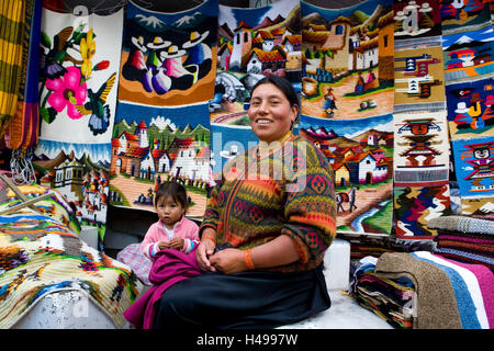 L'Equateur, province de Cotopaxi, Pujili, femme, marché, ventes, art craft, traditionnellement, l'Amérique du Sud, personne, les sections locales, la mère, l'enfant, les Indiens d'Amérique du Sud, l'échoppe de marché, souvenirs, textiles, tissées, folklore, couture, tradition, tapis, typiquement, cult Banque D'Images