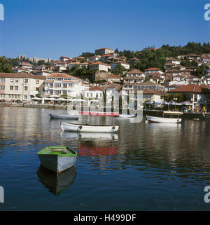 Macédoine, Ohrid, ville, port, lac, bottes, au sud-est, en Europe, dans les Balkans, destination, ville, patrimoine culturel mondial de l'UNESCO, de l'eau, maisons, Architecture, bâtiment, bateaux de pêche, Banque D'Images