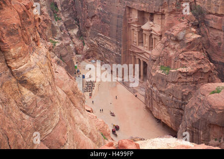 Le 'Trésor' (Al Khazneh) vu d'en haut, une tombe nabatéenne dans le site archéologique de Petra, également connu sous le nom de 'ville rose', Jordanie. Banque D'Images