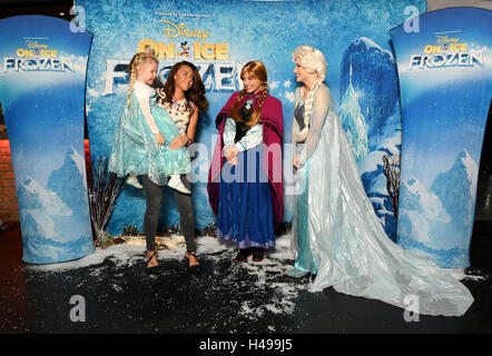 Michelle Heaton rencontre Anna et Elsa au UK premiere de Disney On Ice présente gelés en Manchester. Banque D'Images