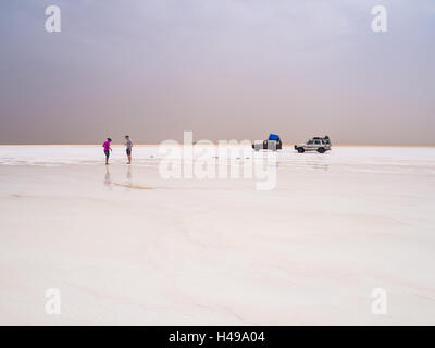 Les touristes visitant désert de sel et le lac de la région Afar, dépression Danakil, l'Éthiopie. Banque D'Images