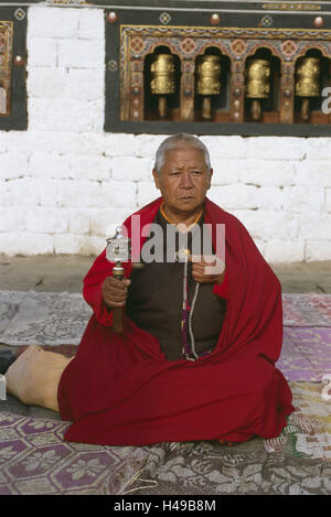 Le Bhoutan, Thimphu Dzong, forteresse du cloître, religieuse, s'asseoir, la prière catena 'ala', la prière mill, de l'Asie, l'Himalaya, uni, Westbhutan, capital, siège du gouvernement, cloître, usine de cloître, cloître château, forteresse, de la structure, de la construction, par le passé, la culture, la foi, la religion, le bouddhisme, personne, femme, vieux, Bhutanerin, bouddhistes, les croyants, les cadres supérieurs, la méditation, la prière, la dévotion, l'ensemble du corps, à l'extérieur, Banque D'Images