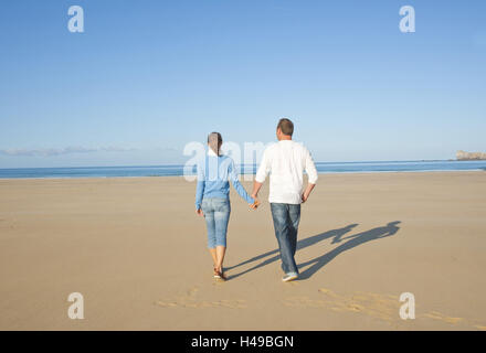 Couple sur la plage, main dans la main, Banque D'Images