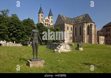 Allemagne (Saxe-Anhalt), Magdeburg, cloître de Notre Dame, l'église Saint Marien, ville, Architecture, bâtiment, église, monument, art, installation de cloître, prairie, arbres, clochers, l'été, saison, soleil, Minster, Banque D'Images