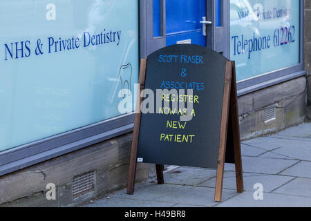 Scott Fraser & Associer une chirurgie dentaire NHS est une salle de chirurgie dentaire situé à 48 High St Lochee à Dundee, Royaume-Uni Banque D'Images