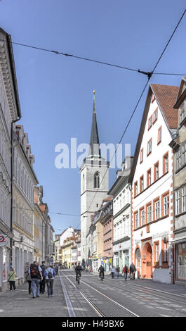 Allemagne, Erfurt, Thuringe, rue, maisons, église, piétons, cyclistes, Banque D'Images