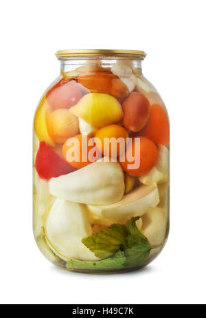 Pot d'un assortiment de légumes marinés isolated on white Banque D'Images