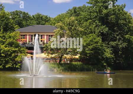 Dresde, 'grand jardin', Carolasee, jet, oar boot, Carolaschlösschen, Saxe, Allemagne, Banque D'Images