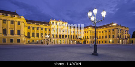 L'Autriche, Vienne, 13e arrondissement, Hietzing, château Schönbrunn, lanterne, soir, Banque D'Images