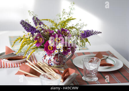 Bouquet d'automne dans une cruche sur table, Banque D'Images