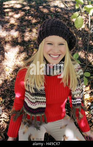 Femme assise sur le plancher, sourire, portrait, la moitié Banque D'Images