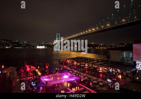 La Turquie, Istanbul, Ortaköy, Reina club stade, bar avec terrasse sur le Bosphore, la nuit, Banque D'Images