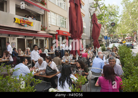 La Turquie, Istanbul, Abdi Ipekci Caddesi, Nisantasi, stage company a annoncé dans le bar Kirinti, Banque D'Images