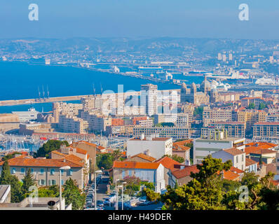 Vue aérienne de la cathédrale de Marseille et du Golfe du Lion. Banque D'Images