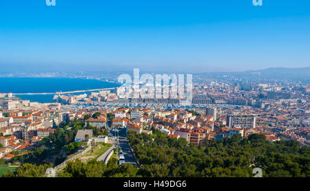 La ville de Marseille avec son célèbre port. Banque D'Images