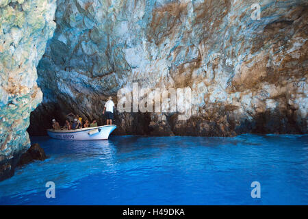 La Croatie, Dalmatie, vis, la Grotte Bleue 'Moder spilja)' sur l'île de Bisevo, Banque D'Images