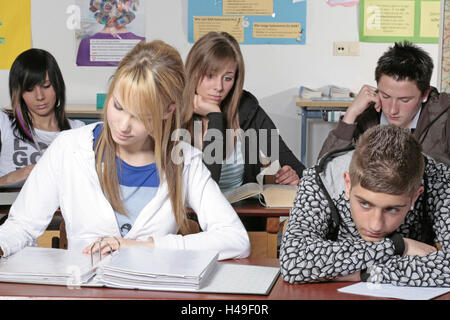 L'école, de classe, de l'information professionnelle, groupe, écolier, garçon, fille, de l'information, de l'information sur les prix, des écolières, cinq, seul le travail, l'enseignement de travail, affiches, pupitres, porte-documents, sans entraînement, démissionner, despondently, concentrés, réfléchie, d'une manière différente, des brochures, de la jeunesse, de l'avenir, le marché de l'emploi, la préparation, l'information sur les professions, de l'information, choix de carrière, de travail, de recherche, de recherche lieu place offre, choix, personne, les jeunes, les adolescents, l'éducation, de l'application, à l'intérieur, Banque D'Images