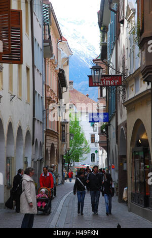 L'Italie, le Tyrol du Sud, Merano, Lane, via Garibaldi, de piétons, de ville, maisons, façades, rue, signes, inn, personne, en passant, magasins, zone piétonne, rue commerçante, touriste, pavés, Banque D'Images