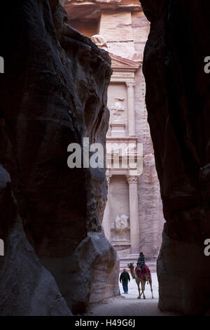 La Jordanie, Pétra, ville rock Khazne al-Firaun, maison du trésor du pharaon, le siq, contribution à la roche, ville Banque D'Images