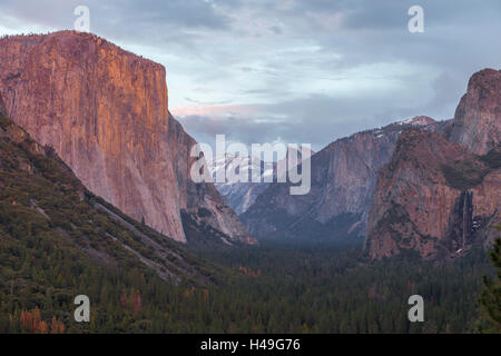 La vallée Yosemite, Californie comme vu à partir de la vue de tunnel Banque D'Images