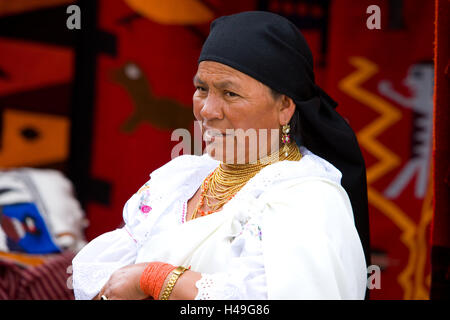 L'Equateur, province de Cotopaxi, Pujili, marché, traditionnellement, femme, commerçant, portrait, l'Amérique du Sud, Cotopaxi, personne, les sections locales, shopping, commerce, vente, produits, offre, de couleurs vives, traditionnellement, colliers, l'achat, le jour du marché, Bourse de femme, bijoux, artisanat d'art Banque D'Images