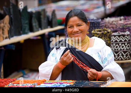 L'Equateur, province de Cotopaxi, Pujili, marché, traditionnellement, femme, bijoux, artisanat d'art, ventes, Amérique du Sud, Cotopaxi, personne, les sections locales, shopping, commerce, vente, produits, offre, de couleurs vives, traditionnellement, colliers, l'achat, le jour du marché, l'opérateur de marché, femme, S Banque D'Images