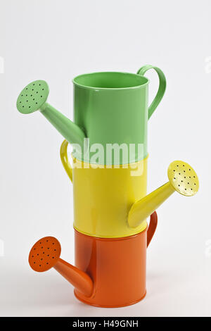Arrosoirs, jaune, vert, orange, trois, empilé, métal, Banque D'Images