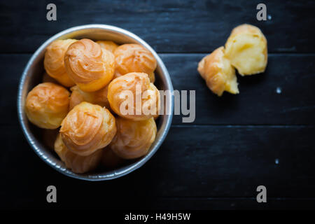 Profiteroles sur fond de bois. Banque D'Images