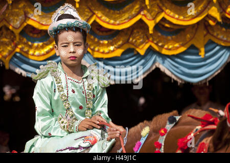 Le Myanmar, la région de Bagan, novice célébration, prince, les princesses, les enfants viennent à la cloître, Banque D'Images