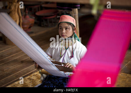 Le Myanmar, l'État de Shan, région du lac Inle Inle, Mountain Village, tribu Padaung, Kekawngdu et Kayan, de cirques, de 'long cou Karen', 'girafe de la cou', femme dans le métier, Banque D'Images