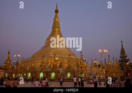 Le Myanmar, Rangoon, la pagode Shwedagon, aussi Shwedagon-Paya, Stupa, sanctuaire bouddhiste, soir, Banque D'Images