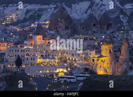 Vue de la ville de Göreme la nuit, Cappadoce, Anatolie, Turquie, Banque D'Images